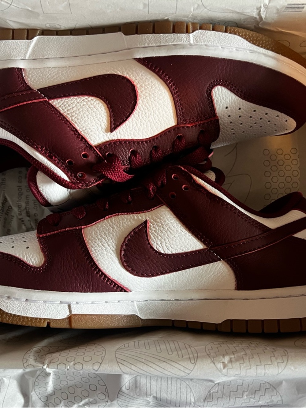 Nike Low-Top Sneaker in Maroon and White